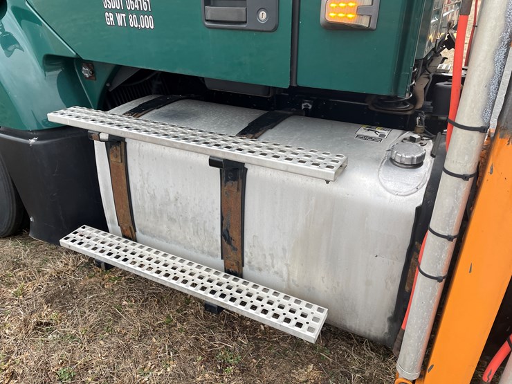 #110-•-2014-volvo-car-hauler-semi-and-trailer-(has-wi-title)-image-64