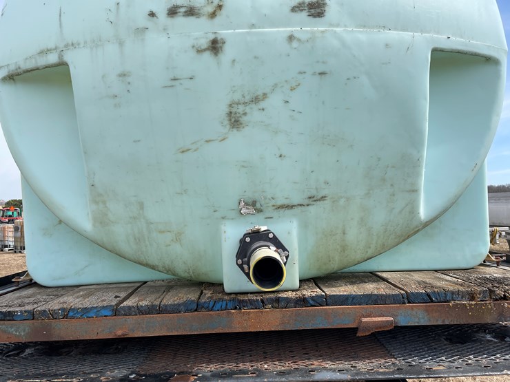 #212-•-900-gallon-poly-tank-on-heavy-duty-skid-image-8