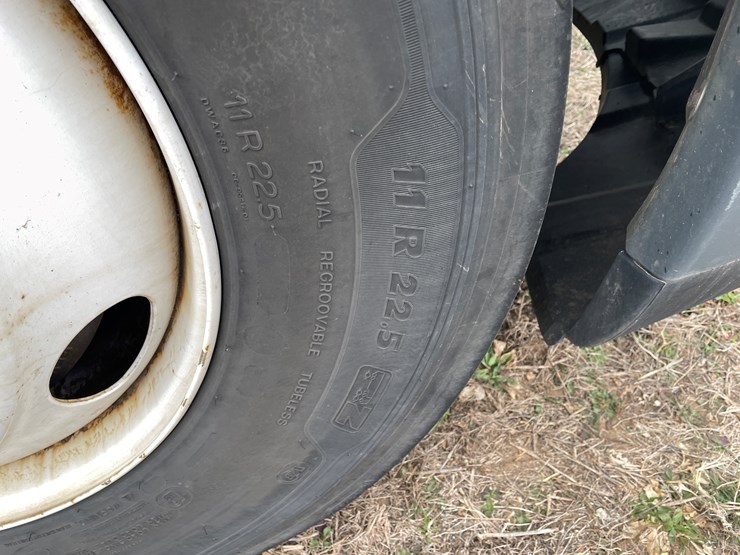 #114-•-2017-freightliner-single-axle-day-cab-semi-tractor-(has-wi-title)-image-17