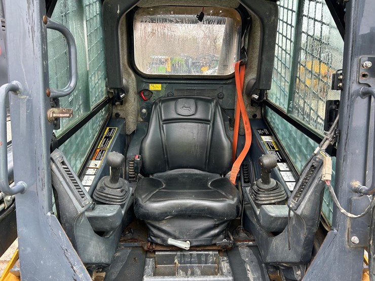 2017-deere-323e-image-19