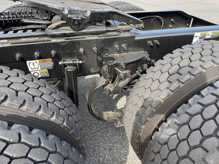 2023-peterbilt-579-image-11