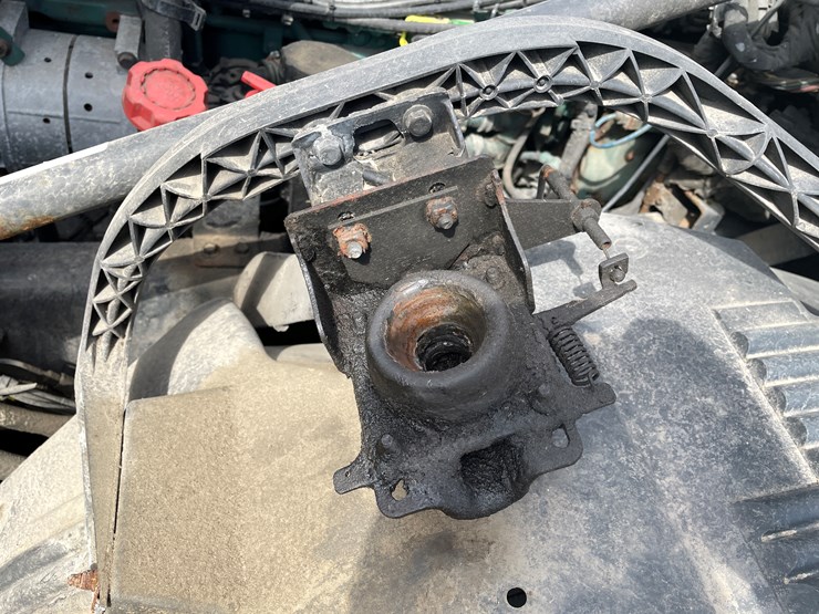 #115-•-2013-volvo-single-axle-day-cab-semi-tractor-(has-wi-title)-image-52