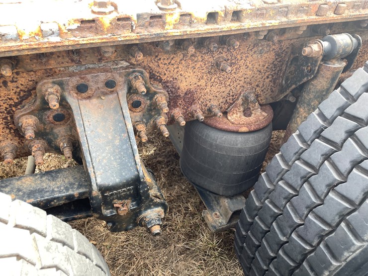 #122-•-2009-volvo-day-cab-semi-tractor-(has-wi-title)-image-32