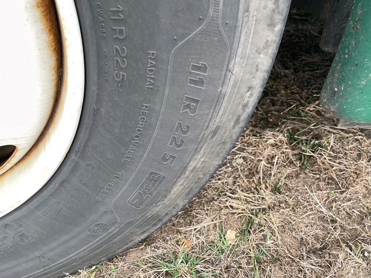 #114-•-2017-freightliner-single-axle-day-cab-semi-tractor-(has-wi-title)-image-11