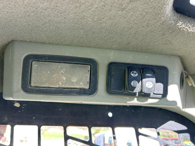 2015-caterpillar-259d-image-26