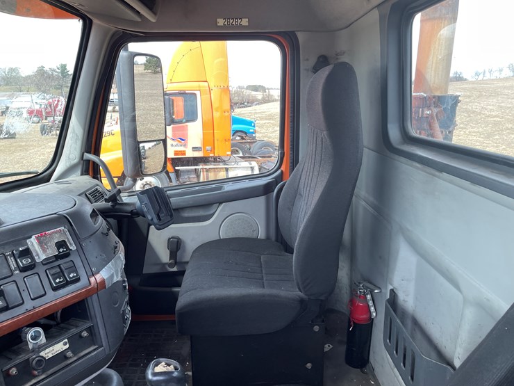 #121-•-2009-volvo-day-cab-semi-tractor-(has-wi-title)-image-74