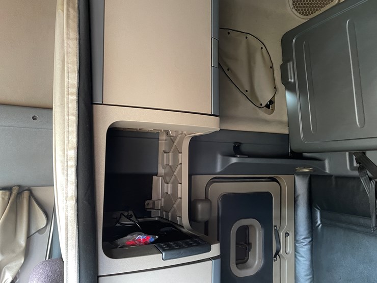 #104-•-2016-freightliner-cascade-evolution-sleeper-cab-semi-tractor-(has-wi-title)-image-67