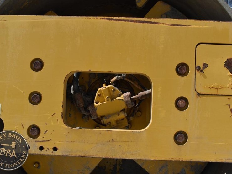 2015-caterpillar-cs66b-image-14