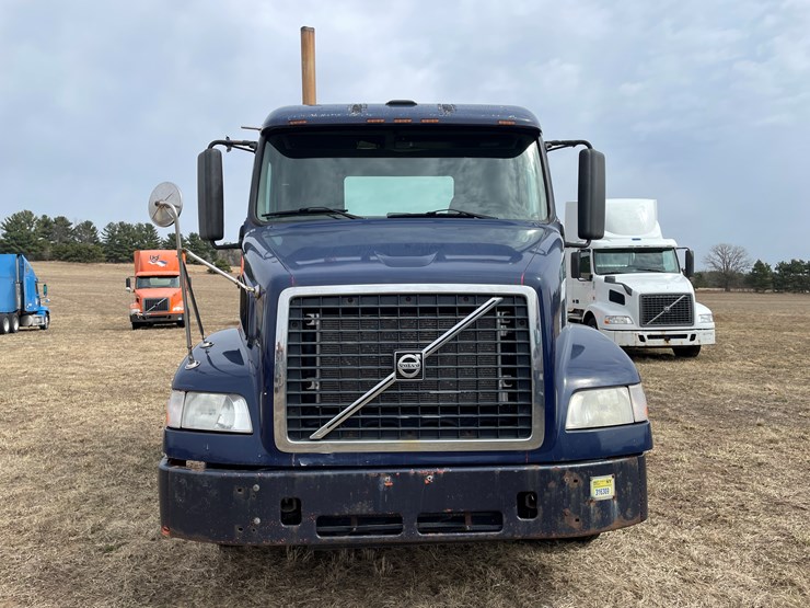 #117-•-2009-volvo-day-cab-semi-tractor-(has-wi-title)-image-2