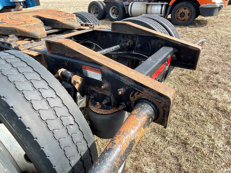 #134-•-2001-freightliner-century-class-sleeper-cab-semi-tractor-(has-wi-title)-(non-runner)-image-34