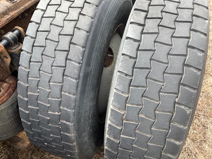 #121-•-2009-volvo-day-cab-semi-tractor-(has-wi-title)-image-36