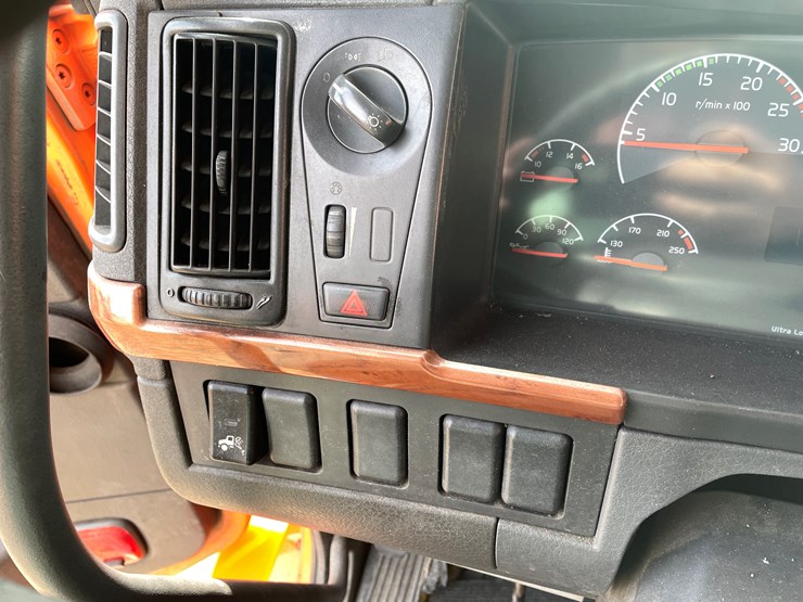 #122-•-2009-volvo-day-cab-semi-tractor-(has-wi-title)-image-84