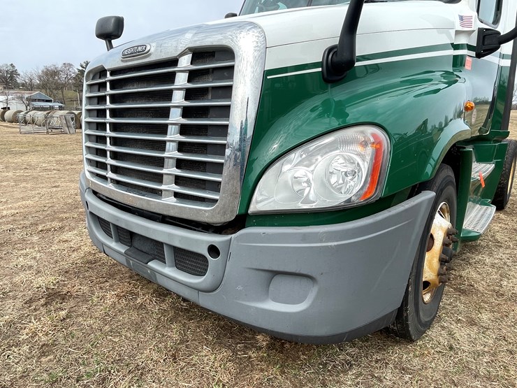 #113-•-2017-freightliner-single-axle-day-cab-semi-tractor-(has-wi-title)-image-10