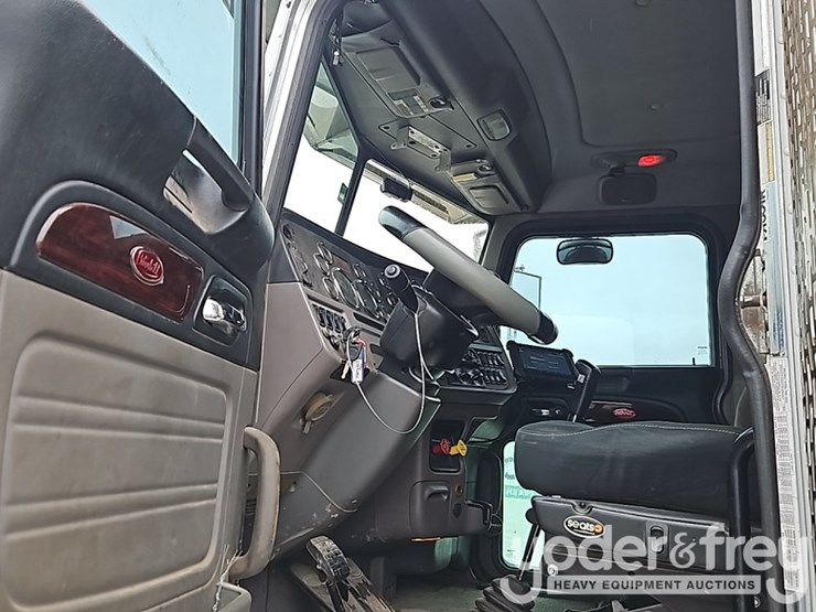2014-peterbilt-579-image-30
