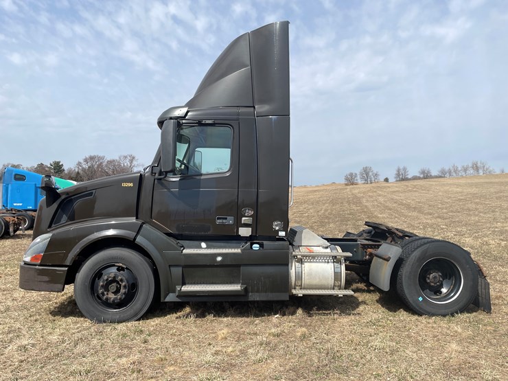 #115-•-2013-volvo-single-axle-day-cab-semi-tractor-(has-wi-title)-image-8