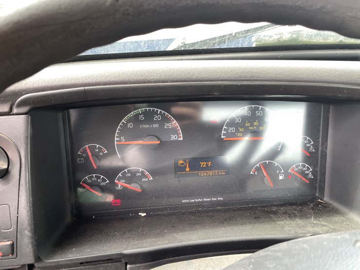 #117-•-2009-volvo-day-cab-semi-tractor-(has-wi-title)-image-75