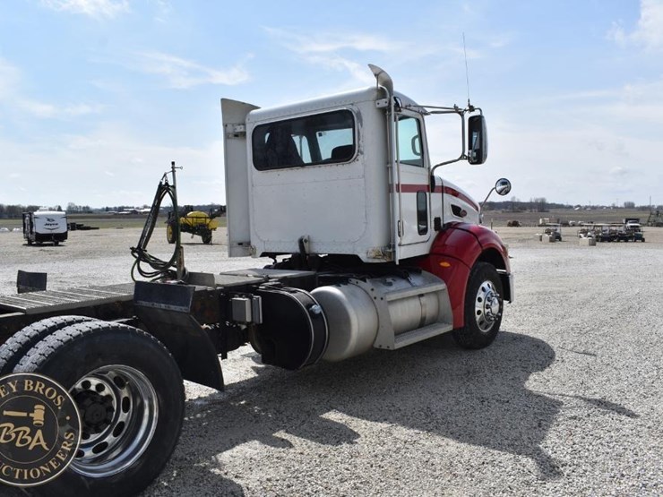 2012-peterbilt-384-image-11