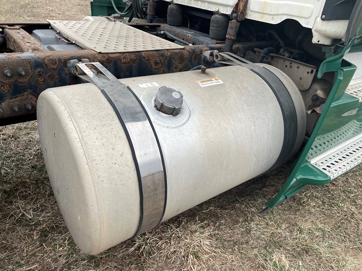 #114-•-2017-freightliner-single-axle-day-cab-semi-tractor-(has-wi-title)-image-19