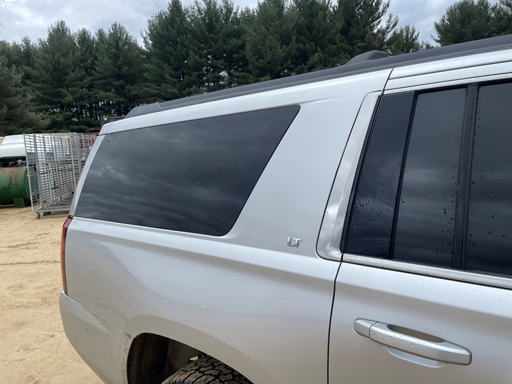 2015-chevrolet-suburban-image-21