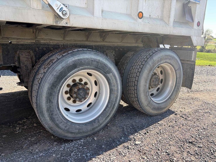 1996-peterbilt-tri-axle-dump-image-7