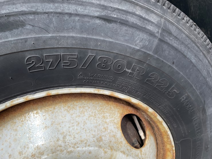 #116-•-2018-volvo-single-axle-day-cab-semi-tractor-(has-wi-title)-image-11