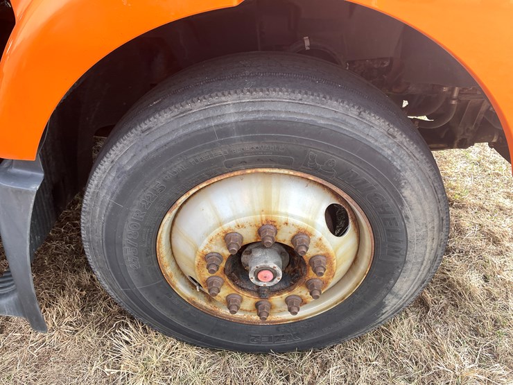 #122-•-2009-volvo-day-cab-semi-tractor-(has-wi-title)-image-14