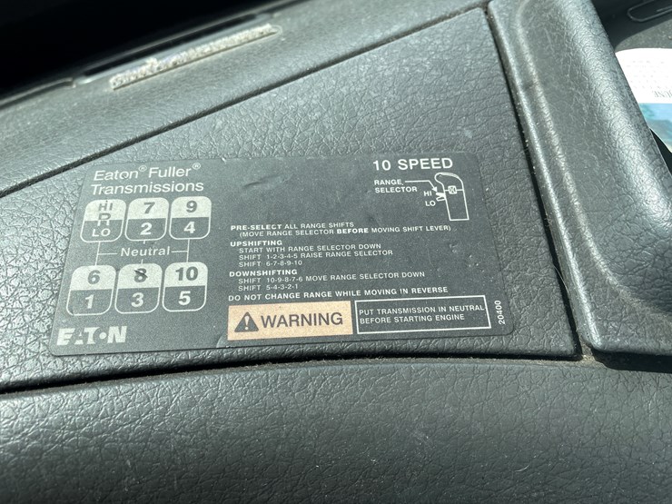 #123-•-2006-volvo-day-cab-semi-tractor-(has-wi-title)-image-88