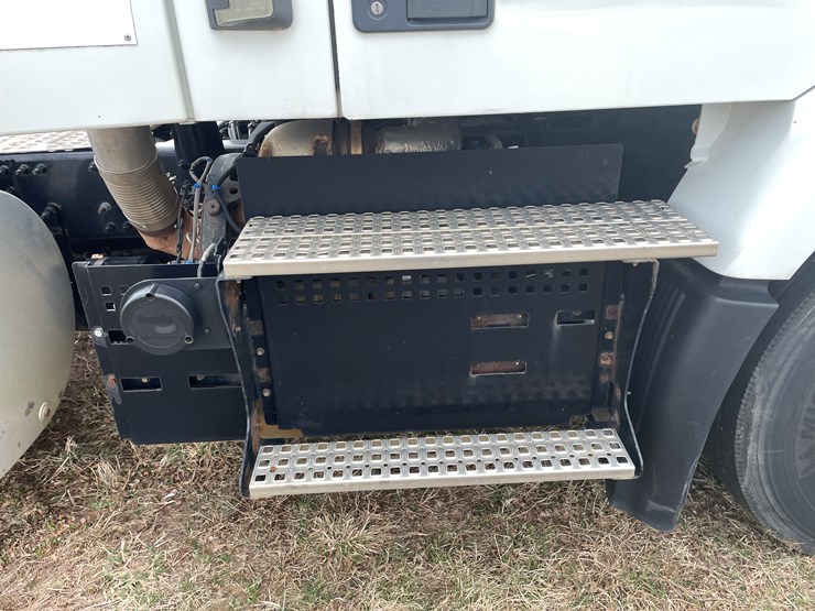 #116-•-2018-volvo-single-axle-day-cab-semi-tractor-(has-wi-title)-image-18