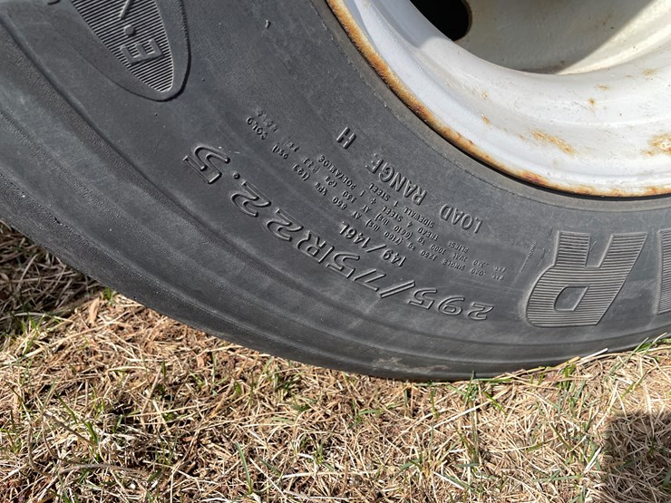 #123-•-2006-volvo-day-cab-semi-tractor-(has-wi-title)-image-49