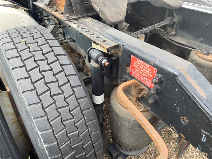 #116-•-2018-volvo-single-axle-day-cab-semi-tractor-(has-wi-title)-image-36