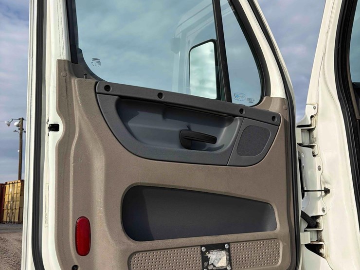 2019-freightliner-cascadia-single-axle-road-tractor-image-11