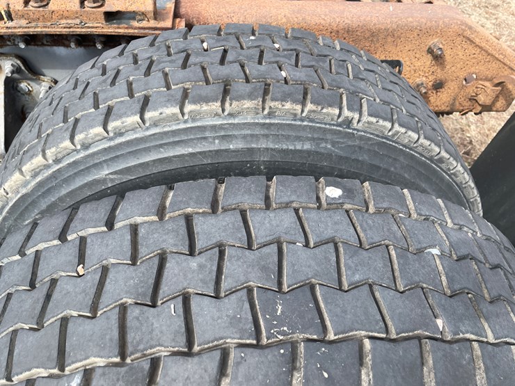 #122-•-2009-volvo-day-cab-semi-tractor-(has-wi-title)-image-44