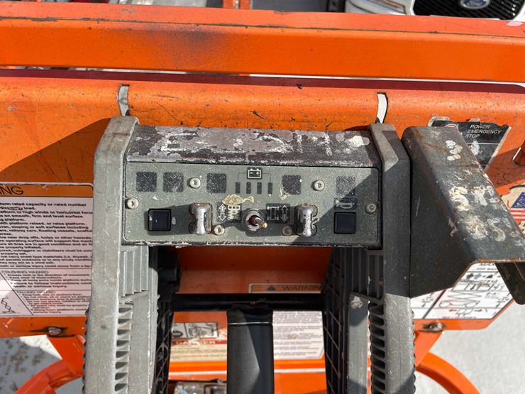 2014-jlg-2630es-image-30