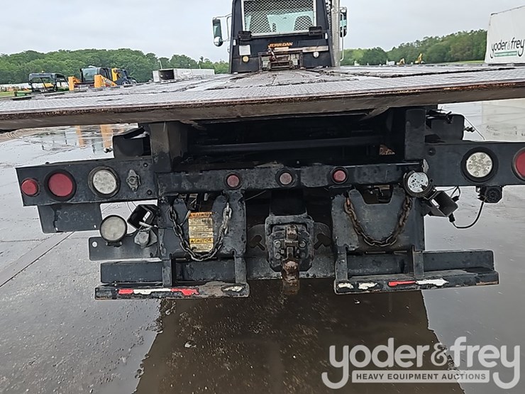 2016-peterbilt-348-image-18