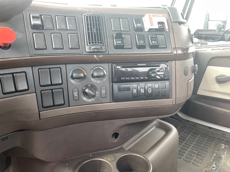 #116-•-2018-volvo-single-axle-day-cab-semi-tractor-(has-wi-title)-image-50