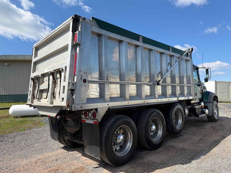 2009-mack-gu713-tri-axle-dump-image-15