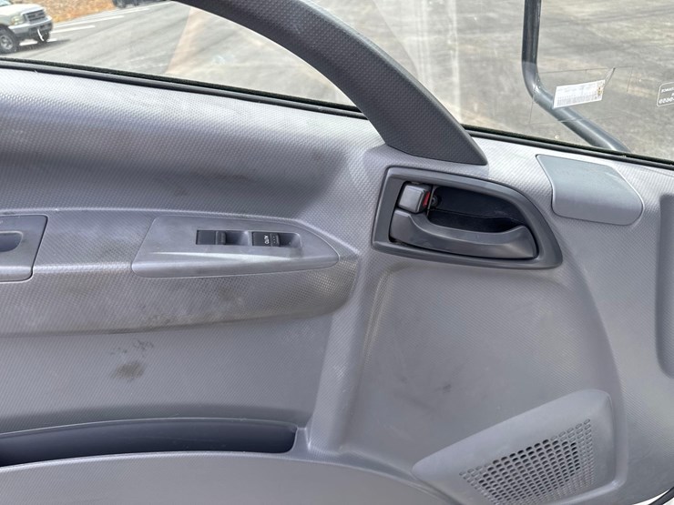 2022-isuzu-nrr-image-23