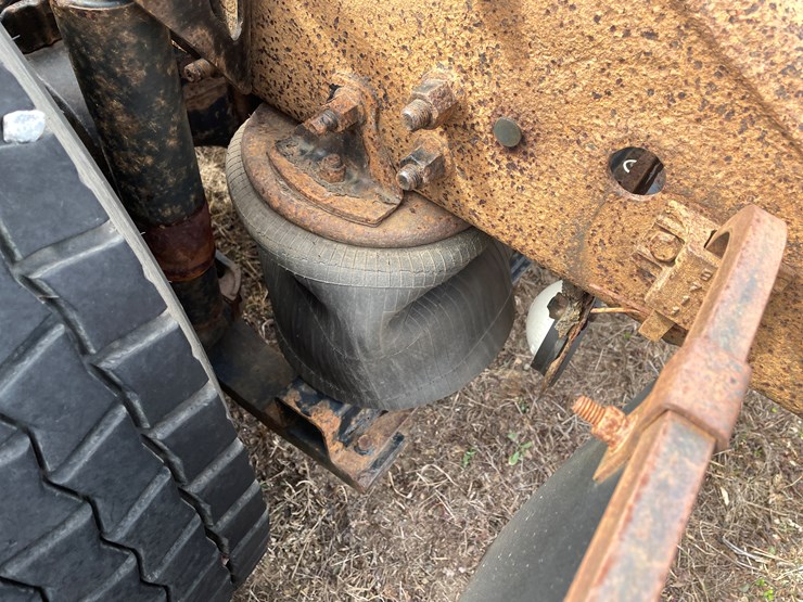 #122-•-2009-volvo-day-cab-semi-tractor-(has-wi-title)-image-42