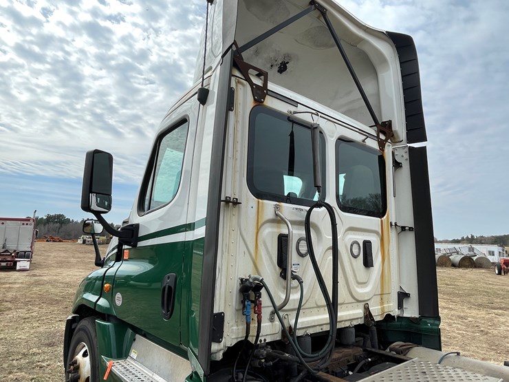 #113-•-2017-freightliner-single-axle-day-cab-semi-tractor-(has-wi-title)-image-14