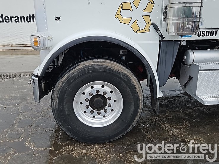 2014-peterbilt-579-image-12