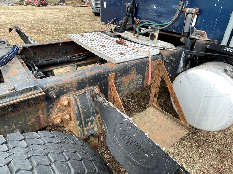 1999-peterbilt-377-image-40