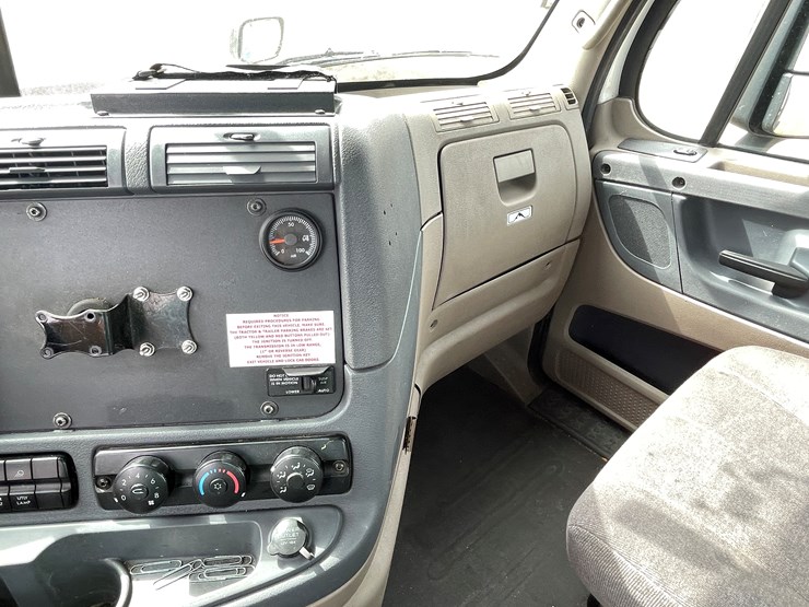 #113-•-2017-freightliner-single-axle-day-cab-semi-tractor-(has-wi-title)-image-60
