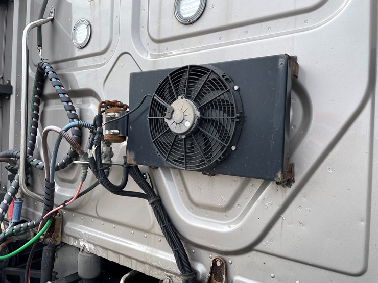 #104-•-2016-freightliner-cascade-evolution-sleeper-cab-semi-tractor-(has-wi-title)-image-24