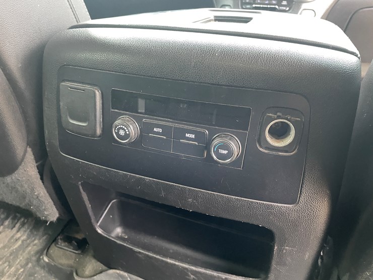 2015-chevrolet-suburban-image-51