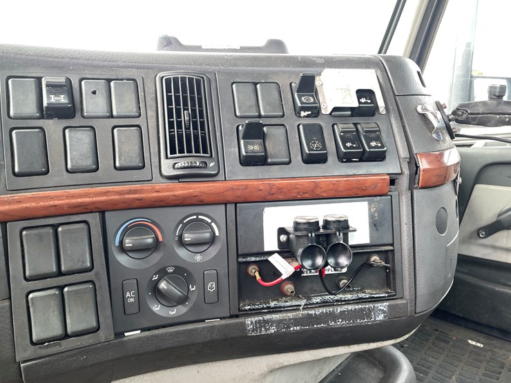 #117-•-2009-volvo-day-cab-semi-tractor-(has-wi-title)-image-71