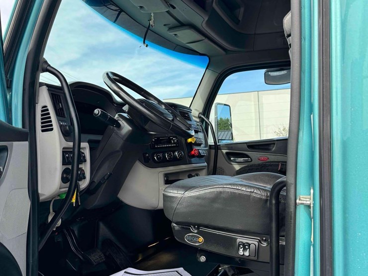 2023-peterbilt-579-image-22