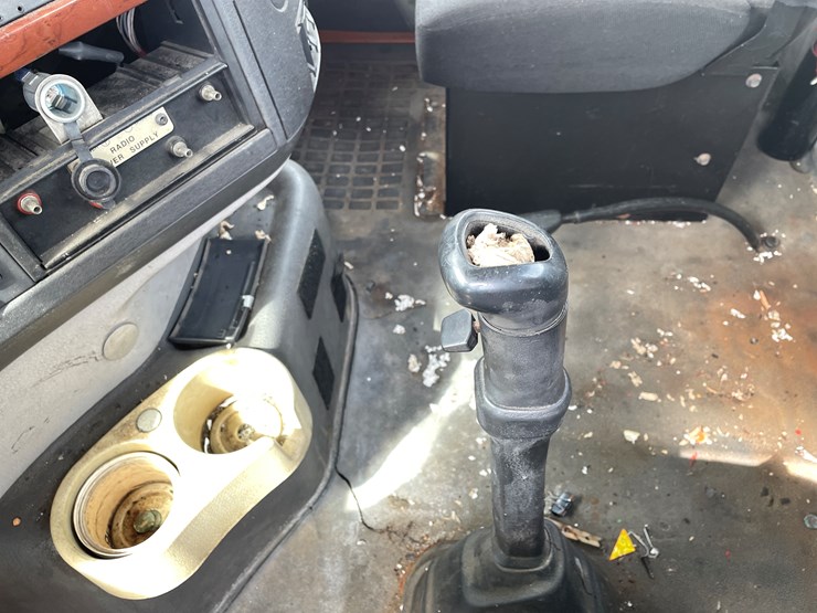 #121-•-2009-volvo-day-cab-semi-tractor-(has-wi-title)-image-77