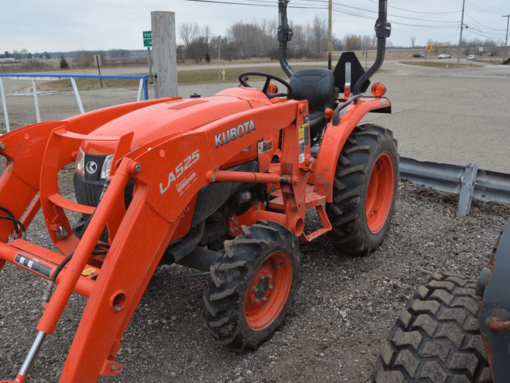 kubota-3301dt-with-la525-loader-image-2