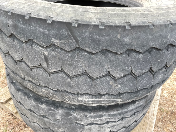#10749-•-(2)-michelin-semi-tires-image-8