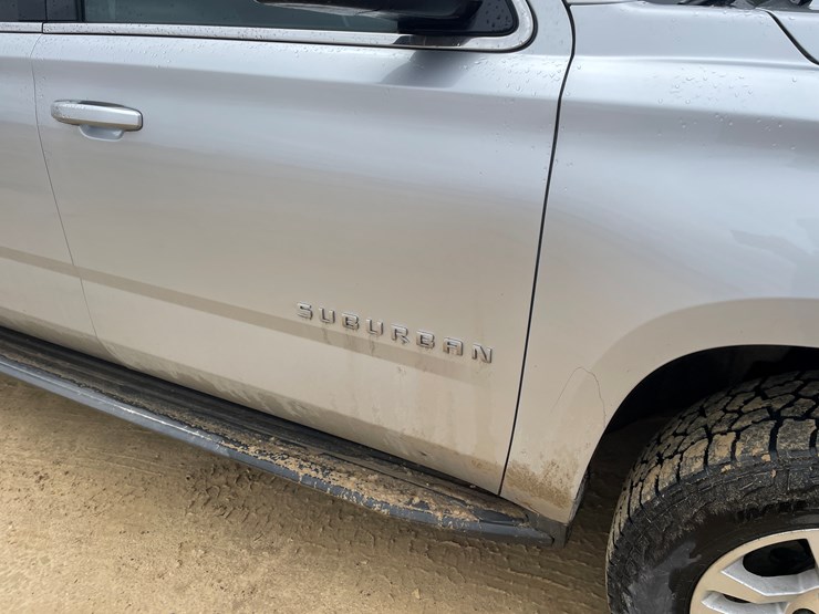 2015-chevrolet-suburban-image-18
